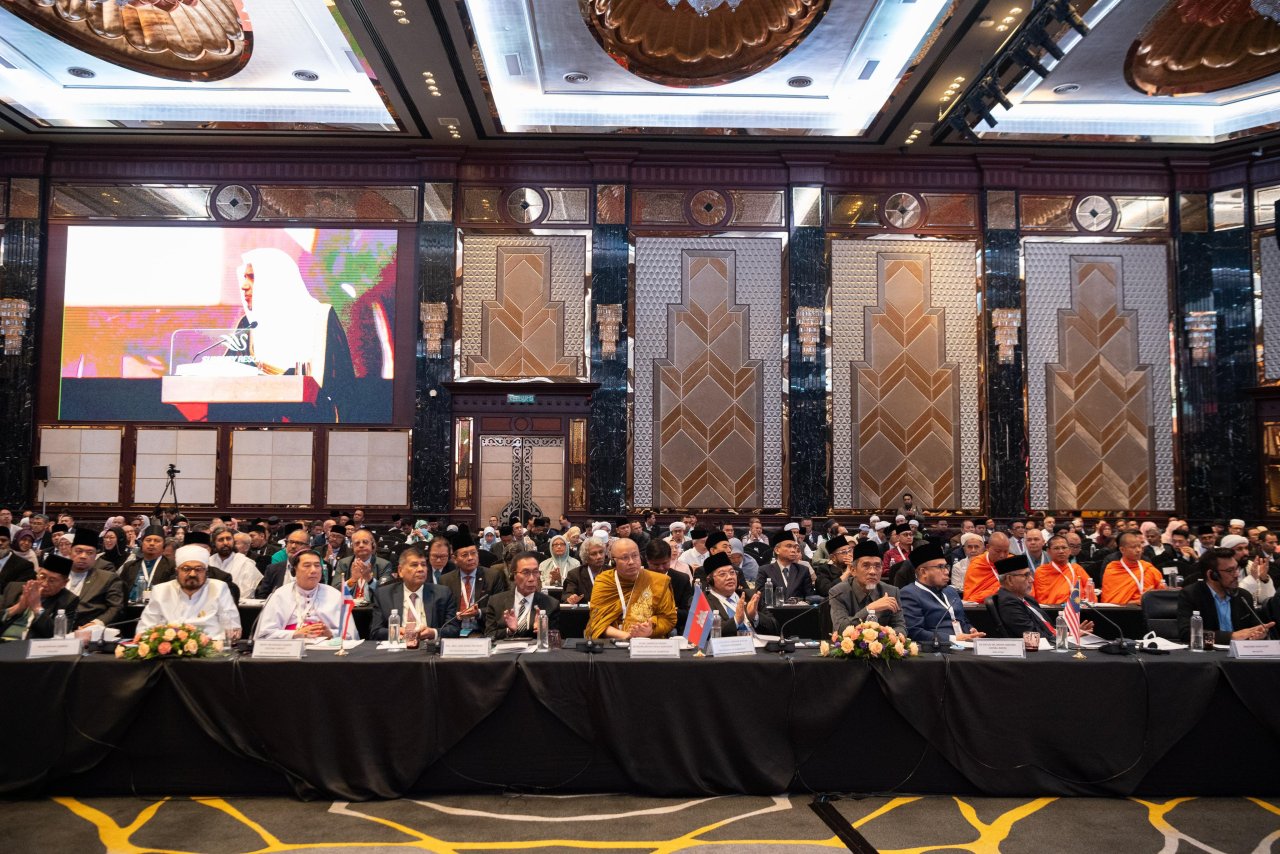 Yang Mulia Perdana Menteri Malaysia, Tuan Anwar Ibrahim, dan Yang Mulia Syekh Dr.Mohammed bin Abdulkarim Al-Issa, Agenda utama konferensi ini adalah peluncuran inisiatif solidaritas untuk menghentikan perang dan konflik, terutama perang di Gaza.
