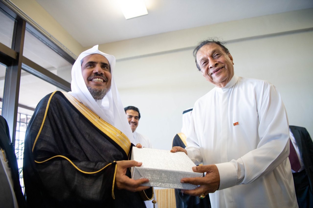 معالي رئيس البرلمان السريلانكي يحتفي بمعالي أمين عام ⁧رابطة العالم الإسلامي⁩ في جلسة البرلمان الرسمية