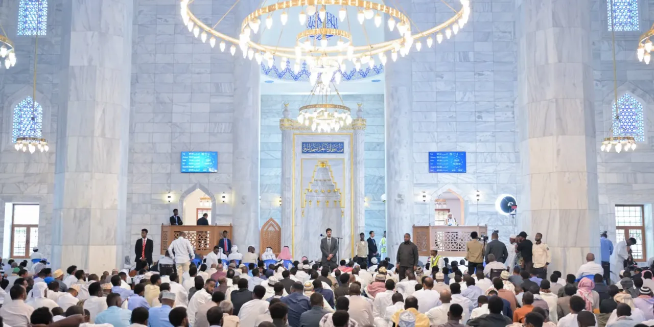 ‏معالي الشّيخ د. مُحمّد بن عبدالكَريم العيسى‬⁩ ، الأمينُ العام لرابطة العَالم الإسلاميّ رئيسُ هيئةِ عُلماء المسلمين، يخطُبُ على منبر الجَامع الكبير في العاصمة الصُّوماليّة "مقديشو".