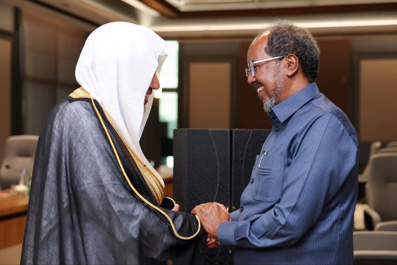 ‏استقبل فخامةُ رئيس جمهورية الصومال الفيدرالية، الدكتور حسن شيخ محمود، في القصر الرئاسي، معالي الأمين العام، رئيسَ هيئة علماء المسلمين، فضيلةَ الشيخ د.محمد العيسى