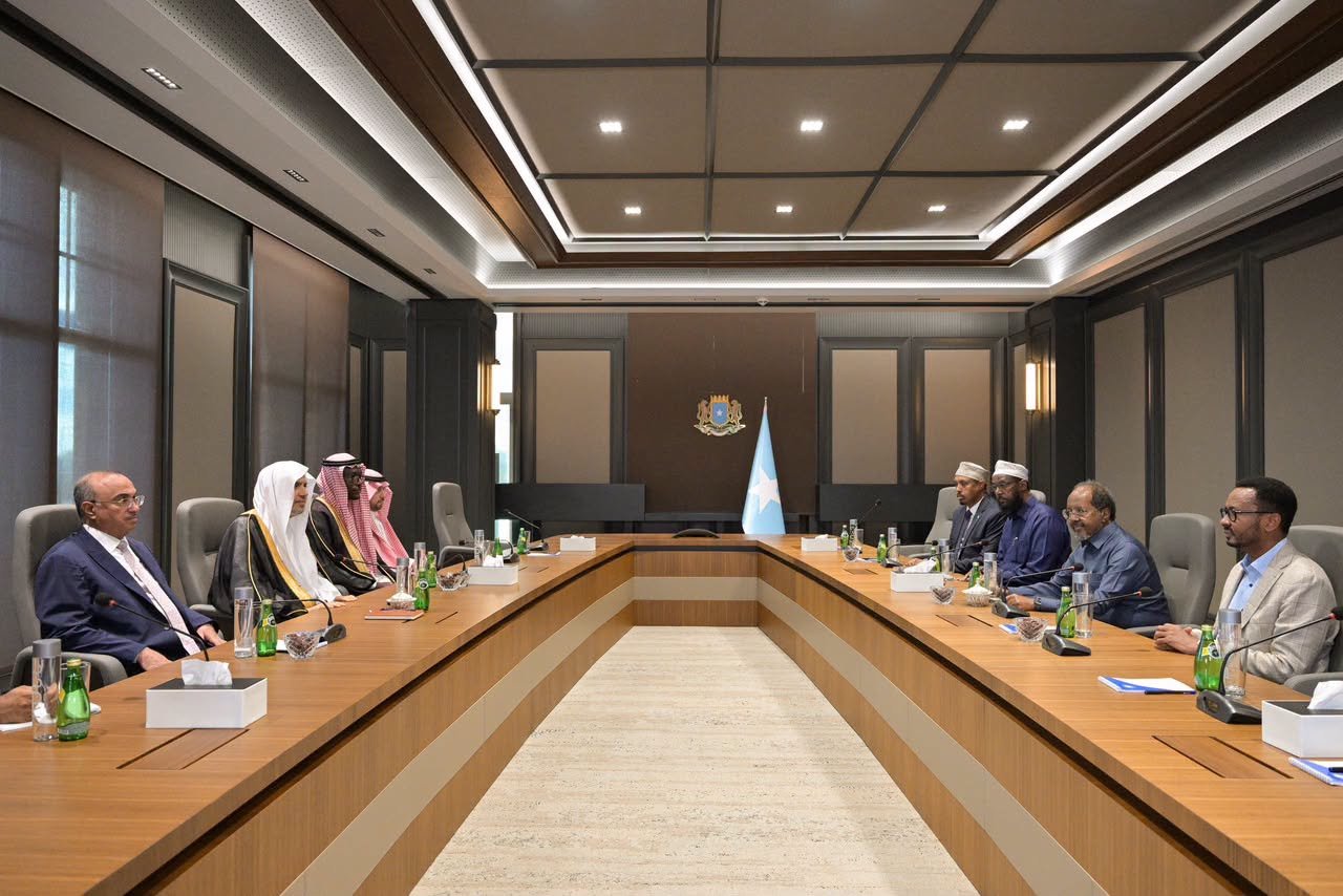 ‏استقبل فخامةُ رئيس جمهورية الصومال الفيدرالية، الدكتور حسن شيخ محمود، في القصر الرئاسي، معالي الأمين العام، رئيسَ هيئة علماء المسلمين، فضيلةَ الشيخ د.محمد العيسى