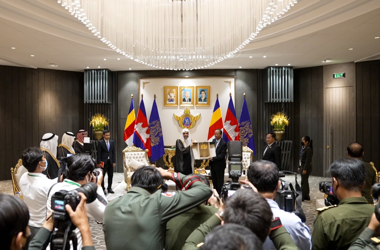 Dans le cadre des rencontres officielles avec les responsables cambodgiens,  Mohammad Alissa rencontre Tea Bain le Vice-Premier ministre et Ministre de La Défense nationale pour traiter de la lutte contre le choc  des civilisation.