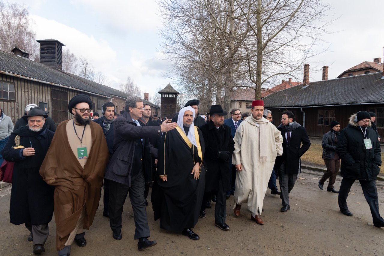 أمين رابطة العالم الإسلامي يختتم زيارته التاريخية إلى مواقع الإبادة الجماعية في أوشفيتز