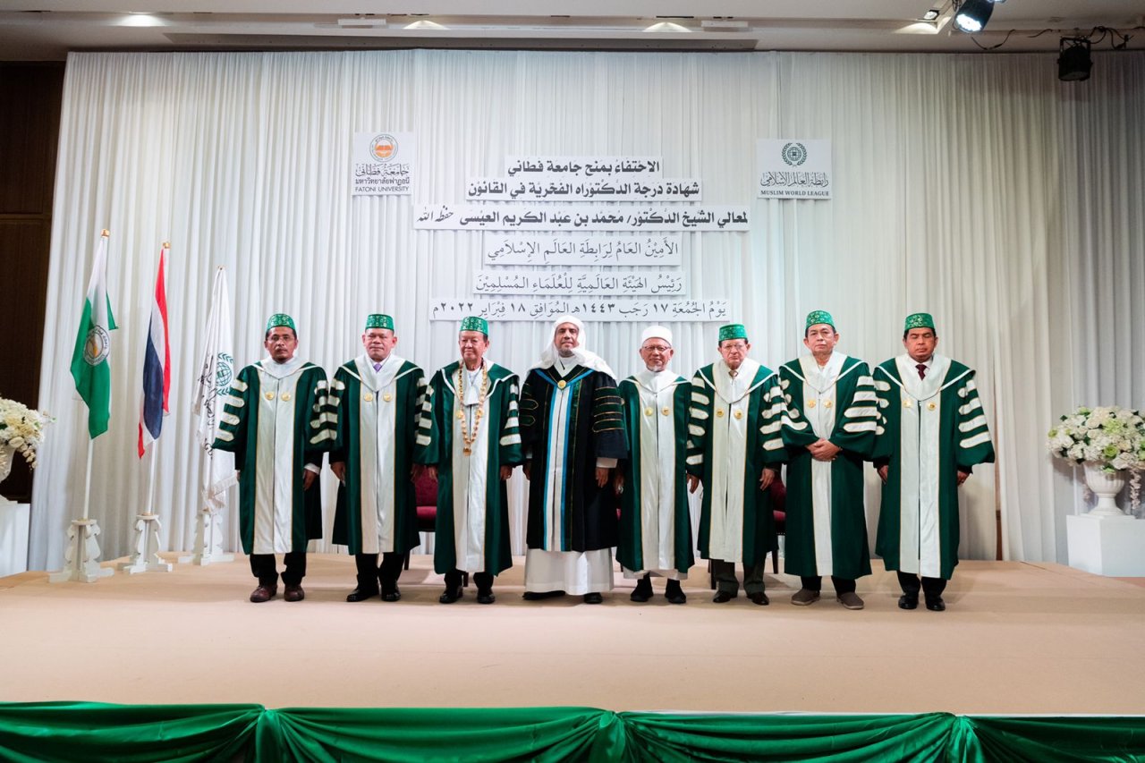 جامعة فطاني بتايلند تكرِّم د.العيسى بالدكتوراه الفخرية تقديراً لجهوده في العمل الإسلامي