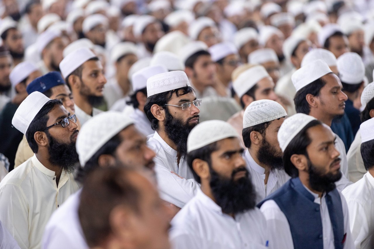جامعہ کے مہتمم،گورنر پنجاب اور ماہرین تعلیم وطلبہ کی موجودگی میں: سیکرٹری جنرل اور چیئرمین مسلم علماء کونسل عزت مآب شیخ ڈاکٹر ‫محمد العیسی‬ جامعہ اشرفیہ لاہور میں لیکچر دے رہے ہیں۔