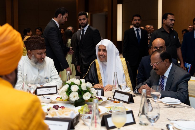 معالي مستشار الأمن القومي الهندي، السيد آجيت دوفال، يحتفي بمعالي الأمين العام، رئيس هيئة علماء المسلمين، فضيلة الشيخ د. ⁧‫محمد العيسى‬⁩ في العاصمة الهندية نيودلهي