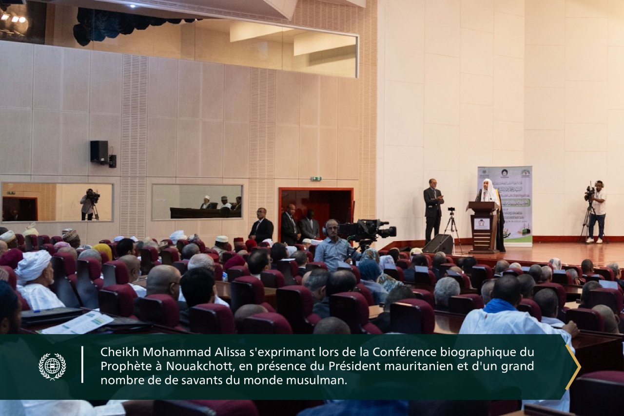 Le Président de la Mauritanie, M. Mohamed Ould Cheikh Al-Ghazouani, accompagné du SG de la LIM et Président de l'Organisation des savants musulmans, cheikh Mohammad Alissa lançant à Nouakchott la Conférence Internationale