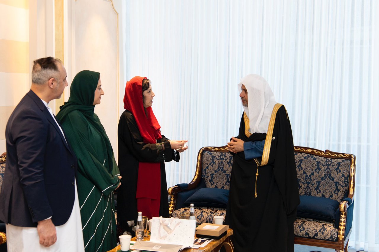 جناب دبیر کل و رئیس انجمن علمای مسلمان، آقای دکتر شیخ محمد العیسی   ظهر امروز در دفتر خود از سرکار خانم محترم شهردار منچستر در انگلستان، خانم یاسمین دار و هیئت همراه ایشان استقبال کردند.   در این دیدار تعدادی از موضوعات مشترک مورد علاقه ، مورد بحث و بررسی قرار گرفت.