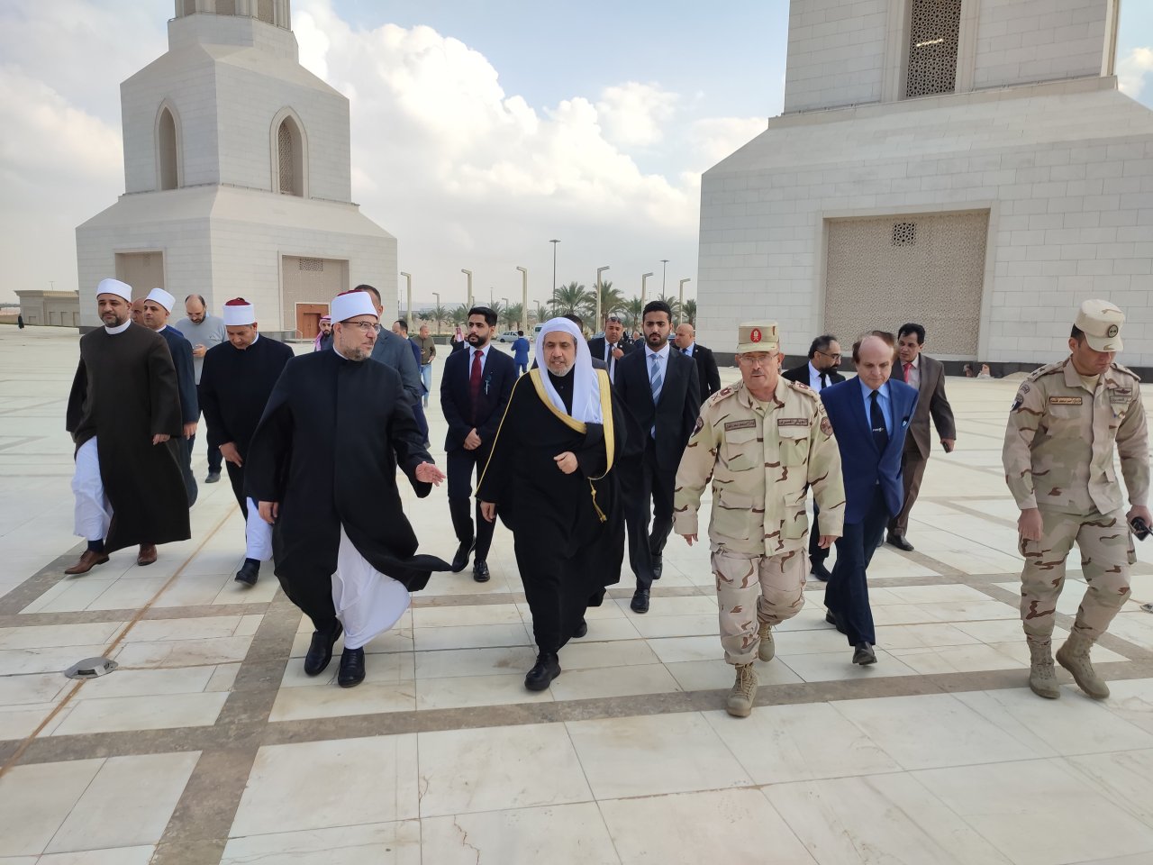 لقطات من زيارة معالي الأمين العام، رئيس هيئة علماء المسلمين، فضيلة الشيخ د. ⁧‫محمد العيسى‬⁩، لجمهورية ⁧‫مصر‬⁩ العربية، حيث كان في استقباله بمطار ⁧‫القاهرة‬⁩ الدولي، معالي ⁧‫وزير الأوقاف‬⁩، رئيس المجلس الأعلى للشؤون الإسلامية، د. محمد مختار جمعة