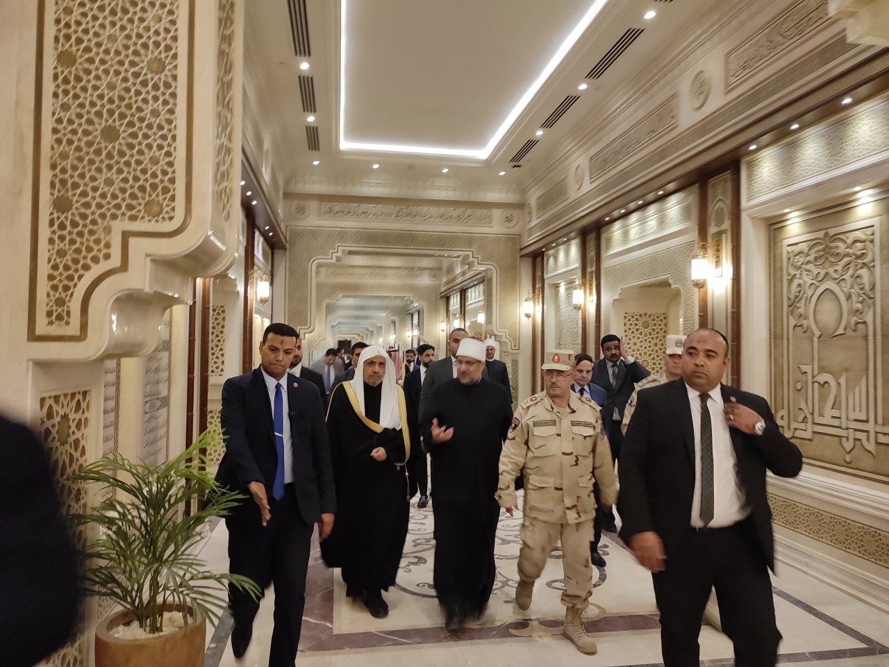لقطات من زيارة معالي الأمين العام، رئيس هيئة علماء المسلمين، فضيلة الشيخ د. ⁧‫محمد العيسى‬⁩، لجمهورية ⁧‫مصر‬⁩ العربية، حيث كان في استقباله بمطار ⁧‫القاهرة‬⁩ الدولي، معالي ⁧‫وزير الأوقاف‬⁩، رئيس المجلس الأعلى للشؤون الإسلامية، د. محمد مختار جمعة