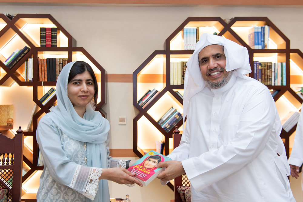 Yang Mulia Syekh Dr.  Mohammed bin Abdulkarim Al-Issa , menerima aktivis pendidikan wanita dan  peraih Nobel termuda,  Malala Yousafzai.