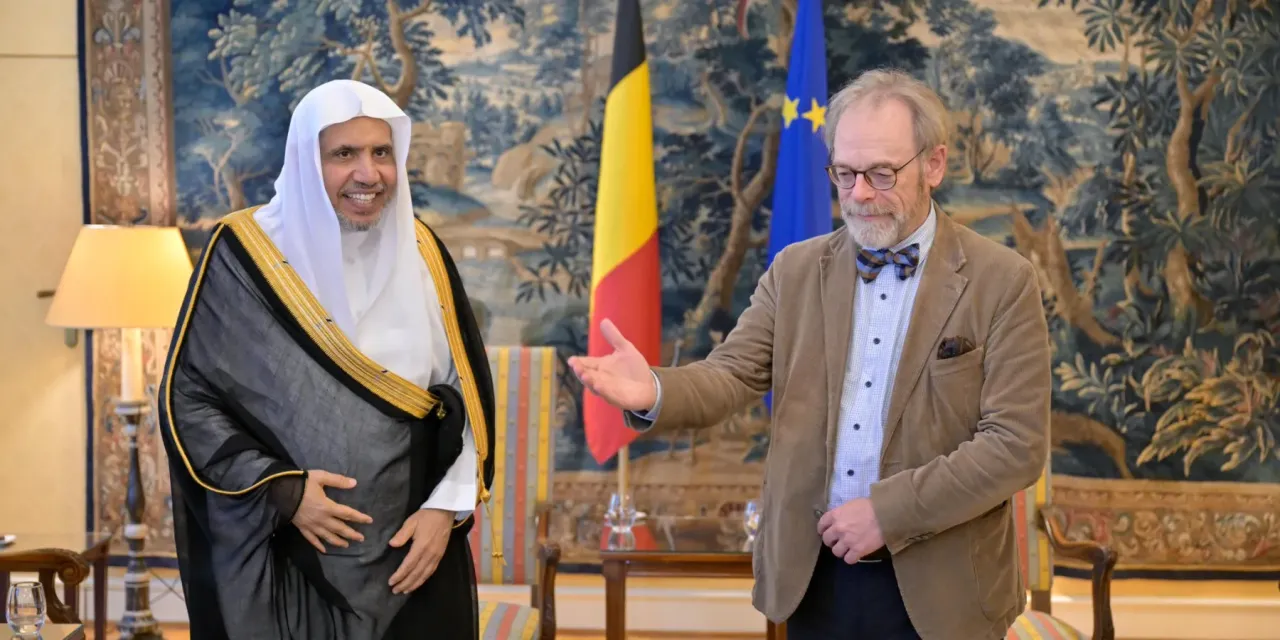 ‏التقى معالي الأمين العام، رئيسُ هيئة علماء المسلمين، فضيلةُ الشيخ د.⁧‫محمد العيسى‬⁩‬⁩، في مقرّ البرلمان الفيدراليّ بالعاصمة البلجيكية "بروكسل"، رئيسَ البرلمان الفيدرالي، السيد بيتر دي روفر
