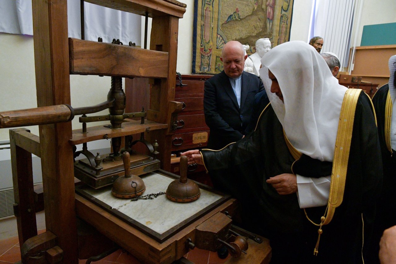 Le SG de la LIM visitant la bibliothèque de Florence en Italie où il a été reçu par son directeur pour une présentation des divers documents et livres historiques