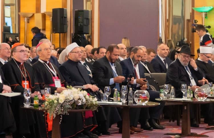 La LIM s’investit fortement dans l’ouverture aux autres et la cohésion entre les peuples du monde entier.  Elle lance de nombreux programmes et initiatives à travers le monde pour rassembler dans un esprit de dialogue et de compréhension.