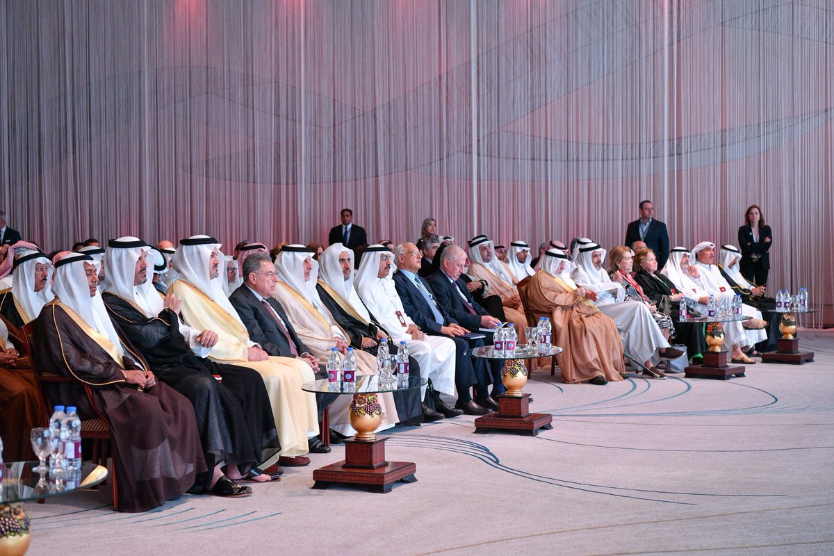 برئاسة سمو الأمير خالد الفيصل .. معالي الأمين العام لرابطة العالم الإسلامي متحدثاً في "الجلسة الختامية" لمؤتمر مؤسسة الفكر العربي‬ المنعقد في دبي‬ : (الإبداع الشامل والمتجدد مسؤولية تضامنية، تُحَفِّزه، وتدعمه، وتحرسه مؤسسات الدولة المستنيرة، وتُقَوِّمه معايير النزاهة والشفافية).