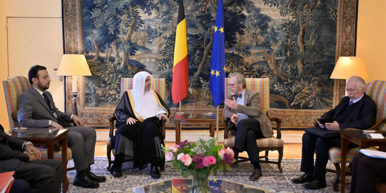 ‏التقى معالي الأمين العام، رئيسُ هيئة علماء المسلمين، فضيلةُ الشيخ د.⁧‫محمد العيسى‬⁩‬⁩، في مقرّ البرلمان الفيدراليّ بالعاصمة البلجيكية "بروكسل"، رئيسَ البرلمان الفيدرالي، السيد بيتر دي روفر