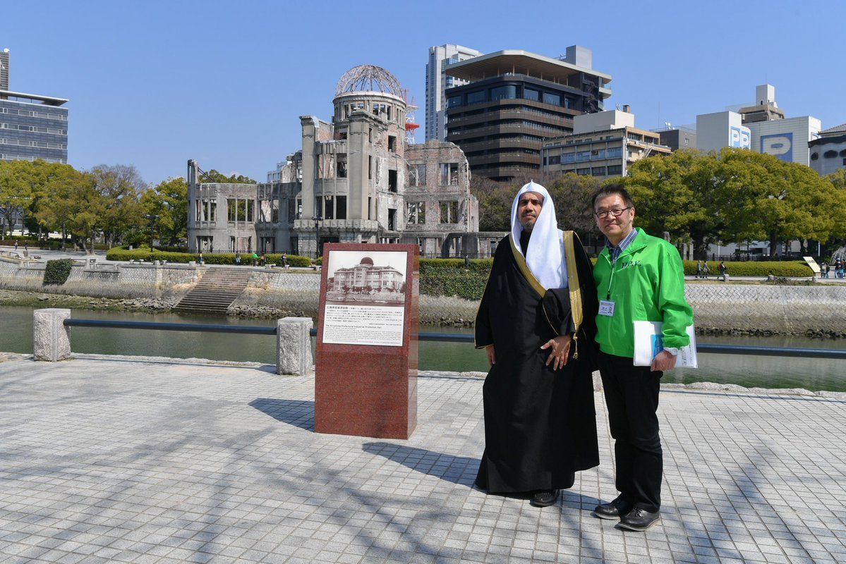 Le directeur du musée Hiroshima recevant le SG, le remerciant pour son message humaniste et pacifique