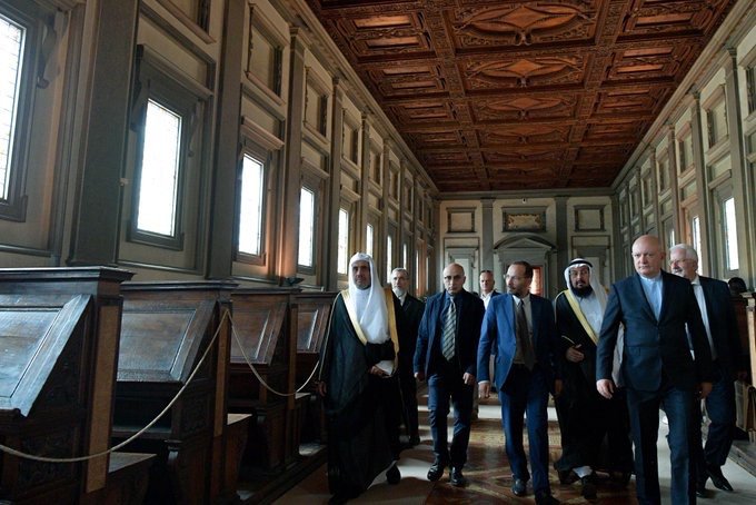 Le SG de la LIM visitant la bibliothèque de Florence en Italie où il a été reçu par son directeur pour une présentation des divers documents et livres historiques