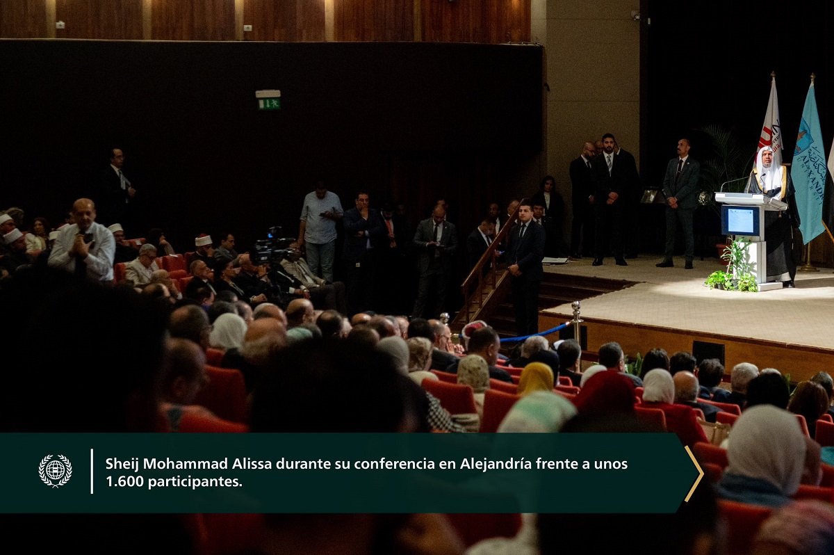 En presencia de cerca de 1600 personas, entre ellas Ministros, directores de universidades, decanos de facultades, académicos y estudiantes: