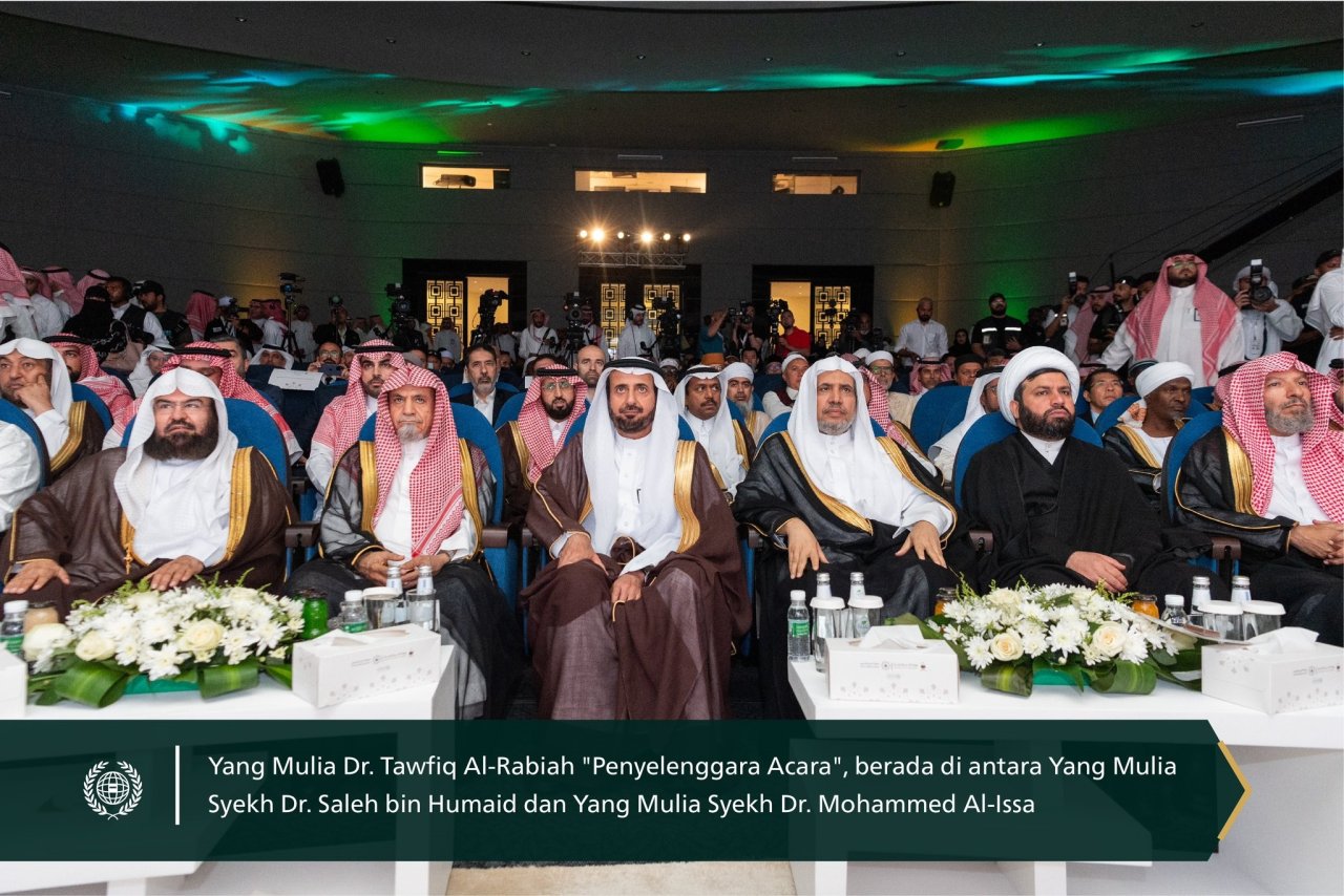 Yang Mulia Sekretaris Jenderal LMD, Ketua Asosiasi Ulama Muslim, Syekh Dr. Mohammed Alissa berpartisipasi dalam sesi pembukaan peluncuran Simposium Haji pada sesi ke-48, yang diadakan di Makkah