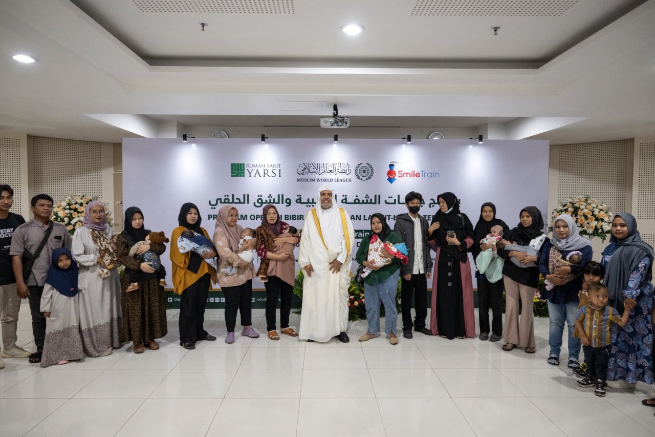 ‏تفقد معالي الأمين العام لرابطة العالم الإسلامي، رئيس هيئة علماء المسلمين، فضيلة الشيخ د. ⁧‫محمد العيسى‬⁩ ⁦‪‬⁩، عدداً من البرامج الصحية للرابطة في المستشفيات الإندونيسية "