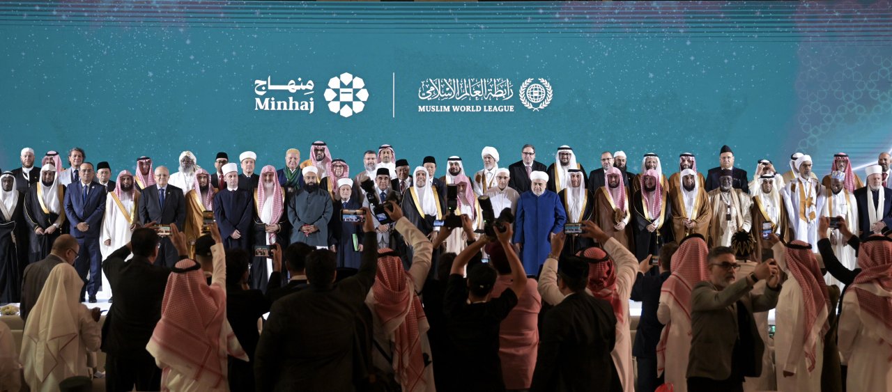 هُنا، حيث فُتِحَتْ صفحةٌ جديدةٌ من الموثوقيّة الشرعيّة في الفضاء الرقمي الإسلامي؛ انطلاقةُ تطبيق "مِنهاج":