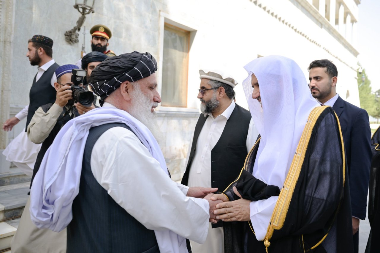 ‏استقبل رئيس الوزراء الأفغاني، المُلّا محمد حسن آخوند، في قصر رئاسة الوزراء بالعاصمة "كابل"، معاليَ الأمين العام، رئيس هيئة علماء المسلمين، فضيلة الشيخ د. ⁧‫محمد العيسى‬⁩ ⁦‪‬⁩، الذي وصَل أمس "كابل" في زيارةٍ رسميّةٍ