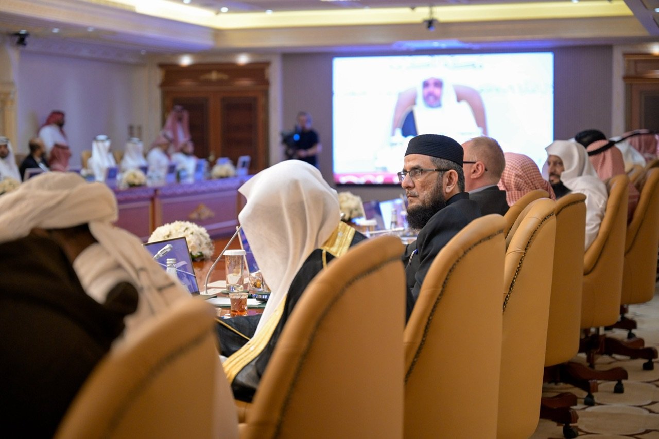 خدمةً لكتابِ اللهِ الكريم؛ اجتمعت نخبةٌ من العلماءِ المختصين، والباحثين، والممارسين لإقراء القرآنِ الكريم وتعليمه، إلى جانب ممثلي خمسين مقرأةً قرآنيةً تقنيةً عالميّةً، تُجسِّد جهودًا متقدّمةً في الإقراء عن بُعد، عبر تقنيات الاتصال الحديثة