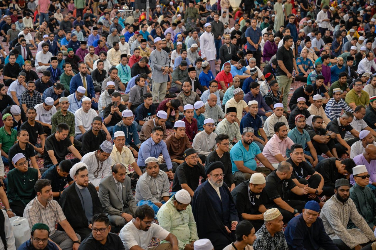 ‏صورٌ من خطبة الجمعة التي ألقاها معالي الأمين العام، رئيس هيئة علماء المسلمين، الشيخ د. ⁧‫محمد العيسى‬⁩ ‬⁩، من منبر أكبر جوامع العاصمة الماليزية “كوالالمبور”، وبحضور علماء آسيان من عموم المذاهب الإسلامية: