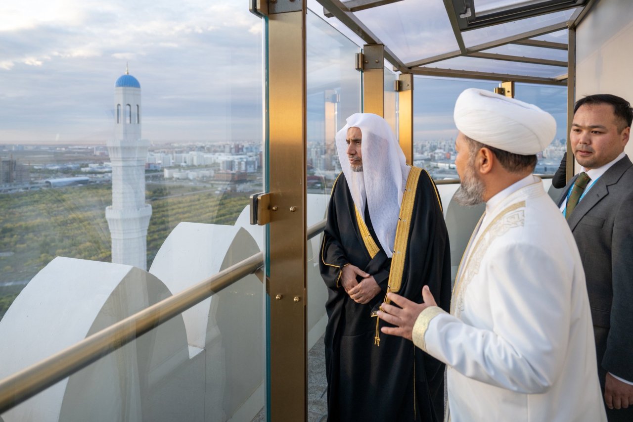 معالي الأمين العام، رئيس هيئة علماء المسلمين، فضيلة الشيخ د.⁧‫محمد العيسى‬⁩ ‬⁩، يزور جامع "أستانا الكبير" بكازاخستان، ويستمع إلى شرحٍ عنه من سماحة مفتي عام كازاخستان، الشيخ نوريزباي حاج تاغانولي