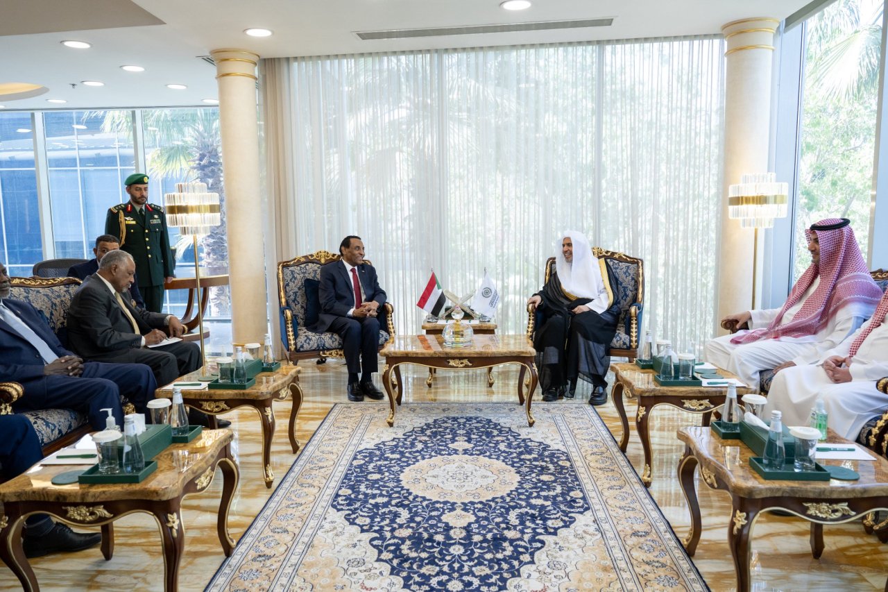 استقبل معالي الأمين العام، رئيس هيئة علماء المسلمين، فضيلة الشيخ د.⁧‫محمد العيسى‬⁩ ⁦‬⁩، في فرع الرابطة بالرياض، دولةَ رئيس الوزراء بجمهورية السودان، البروفيسور كامل إدريس