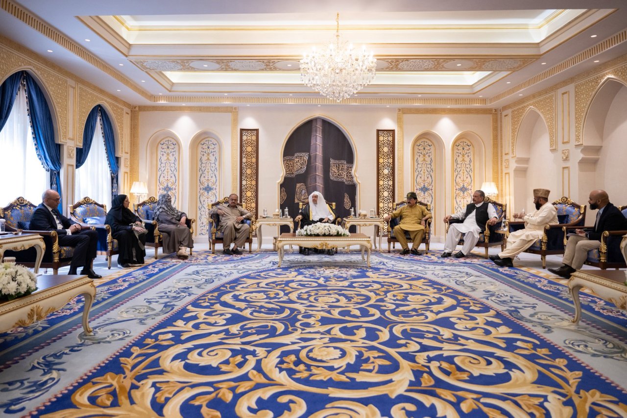 ‏استقبل معالي الأمين العام، رئيس هيئة علماء المسلمين، فضيلة الشيخ د ⁧‫محمد العيسى‬⁩ ‬⁩، وفدًا برلمانيًّا رفيع المستوى يُمثّل مختلف الأحزاب في الجمعية الوطنية الباكستانية (البرلمان)، بحضور سفير جمهورية باكستان الإسلامية لدى المملكة العربية السعودية السيد أحمد فاروق