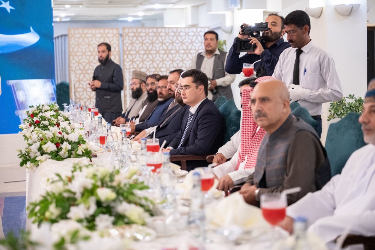 علمای جمهوری اسلامی پاکستان به افتخار جناب دبیرکل، رئیس انجمن علمای مسلمان، آقاي دکتر شيخ محمد العیسی، و به مناسبت سفر ایشان به پایتخت اسلام‌آباد، که در آن جمعی از شخصیت‌های بلندپایه وزارتی، پارلمانی و دیپلماتیک دعوت شدند ضیافت شامی برگزار کردند.