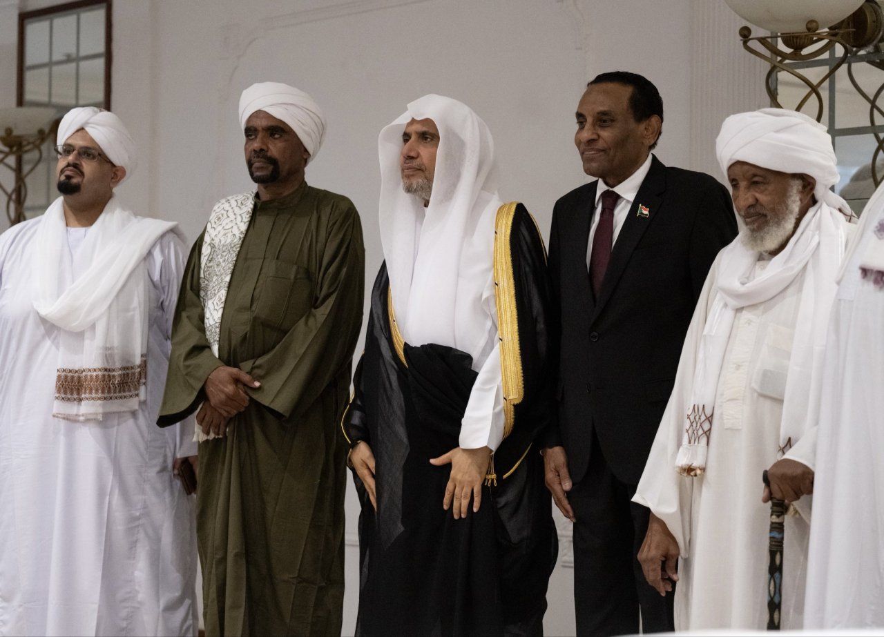 امشب، و با حضور نخست‌وزیر سودان، جنابِ آقاي دکتر شيخ محمد العیسی ، دبیرکل سازمان همبستگی جهان اسلام و رئیس انجمن علمای مسلمان، با هیئتی از علمای جمهوری سودان دیدار کرد