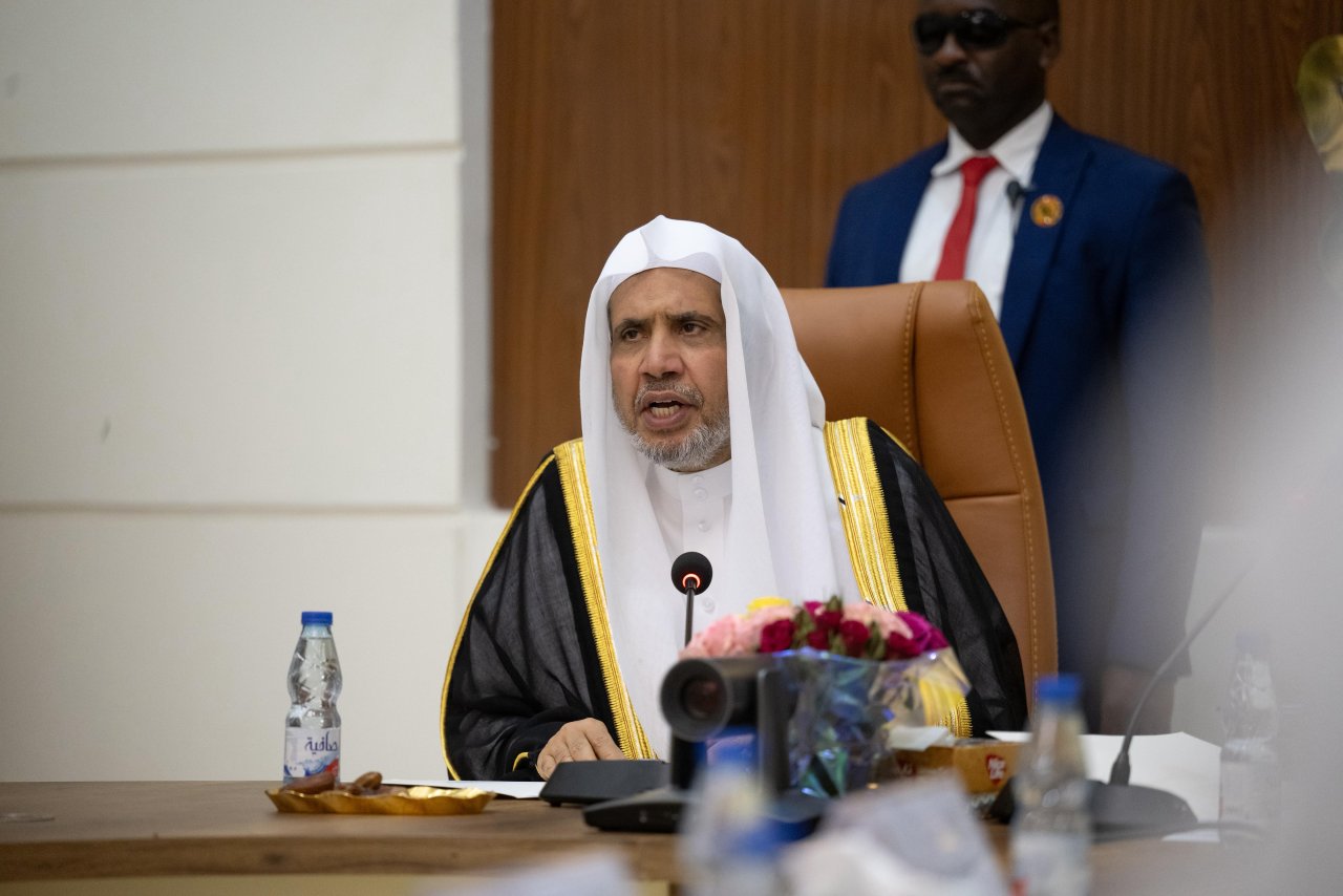 نخست ‌وزیر سودان از دبیرکل «سازمان همبستگی جهان اسلام» استقبال کرد  دو طرف جلسه‌ای رسمی از گفت‌وگو و رایزنی برگزار کردند که موضوع آن نقش علمای دین در تبیین حقیقت شرعی و تقویت آگاهی دینی و امنیت اجتماعی بود.