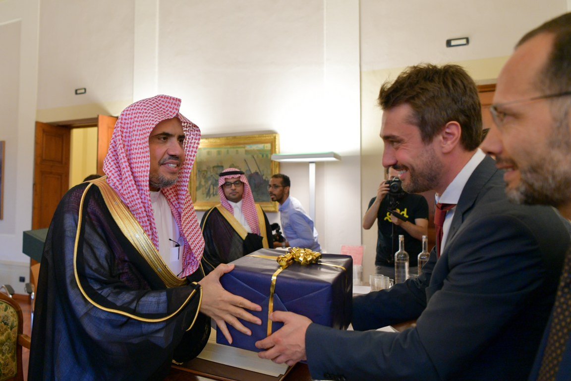 معالي أمين عام رابطة العالم الإسلامي الشيخ د. محمد العيسى يلتقي بعمدة مدينة سيستو فرينتينو الإيطالية السيد لورنزو فلاتشي، ويزور برفقته الأرض المزمع إقامة مركز ثقافي "عالمي" عليها؛ حيث تُعتبر المدينة في طلائع المدن الأوروبية في التواصل الحضاري والحوار الثق