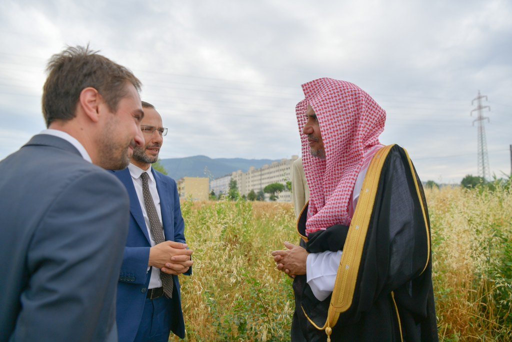 معالي أمين عام رابطة العالم الإسلامي الشيخ د. محمد العيسى يلتقي بعمدة مدينة سيستو فرينتينو الإيطالية السيد لورنزو فلاتشي، ويزور برفقته الأرض المزمع إقامة مركز ثقافي "عالمي" عليها؛ حيث تُعتبر المدينة في طلائع المدن الأوروبية في التواصل الحضاري والحوار الثق