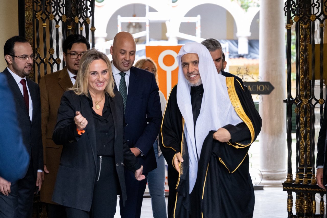 التقى معالي الأمين العام، رئيس هيئة علماء المسلمين، الشيخ د.⁧‫محمد العيسى‬⁩ ⁦‪‬⁩، عمدةَ مدينة غرناطة، السيدة ماريا فرانسيسكا كارازو فيلالونجا، وذلك في مقر البلدية