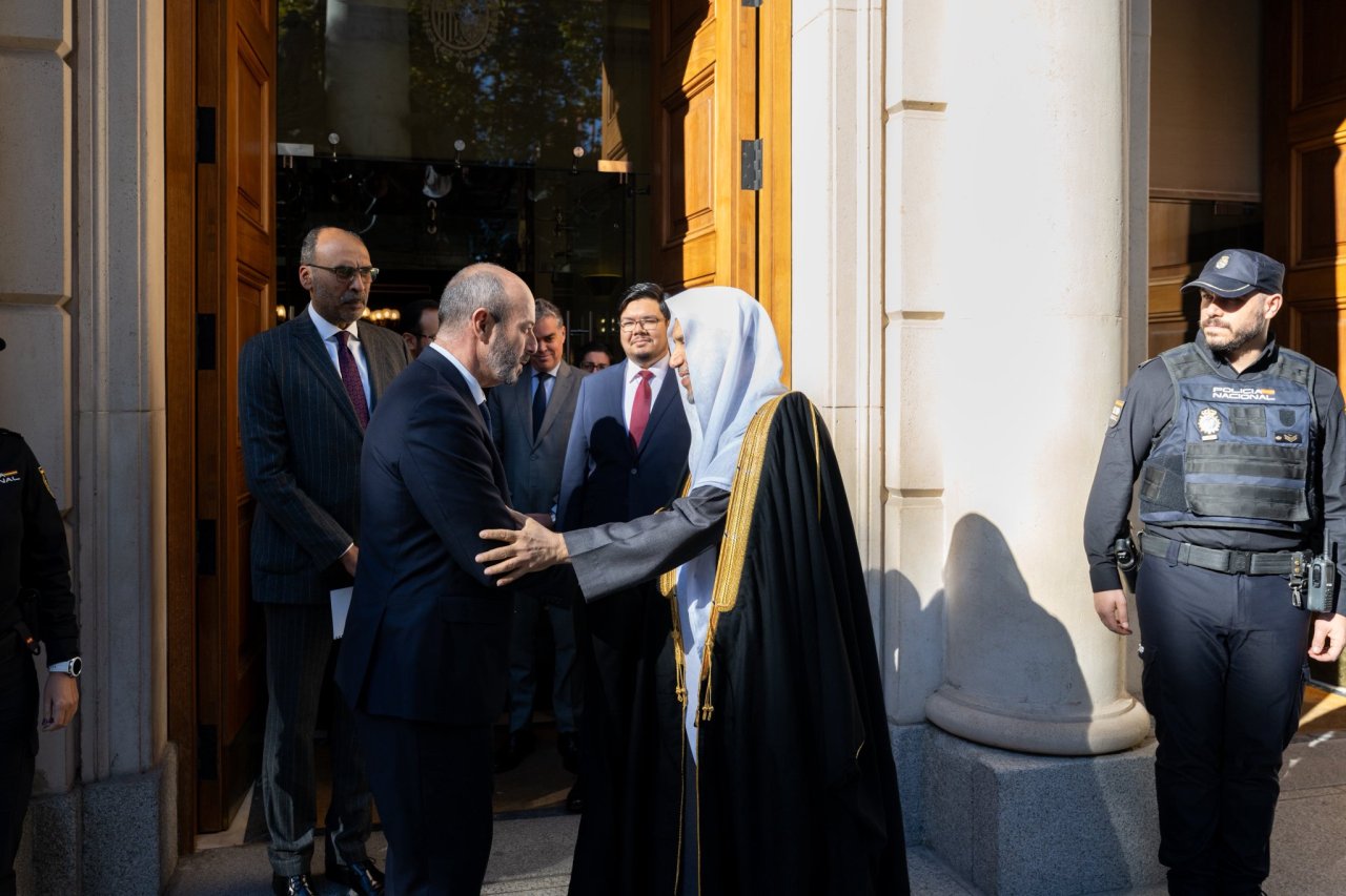 رئیس مجلس سنای اسپانیا، دبیرکل يازمان همبستگي جهان اسلام را رسماً در مادرید به حضور پذیرفت.