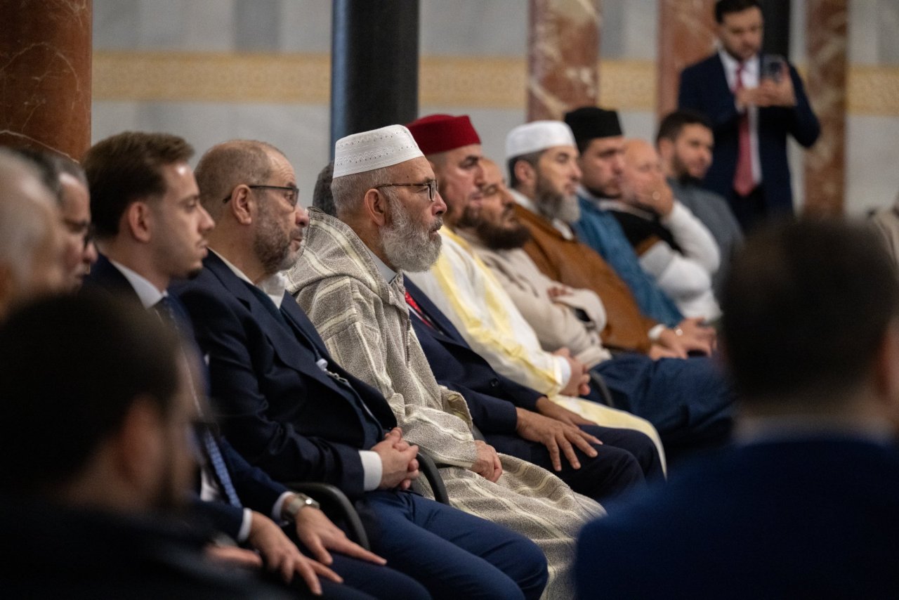 جناب دبير كل، رئیس انجمن علمای مسلمان، اقاي دکتر محمد العیسی ، با مقامات امور اسلامی در سراسر اسپانیا ـ با همه تنوّعشان ـ در مسجد مرکز سازمان همبستگي جهان اسلام  در پایتخت، (مادرید)، دیدار کرد