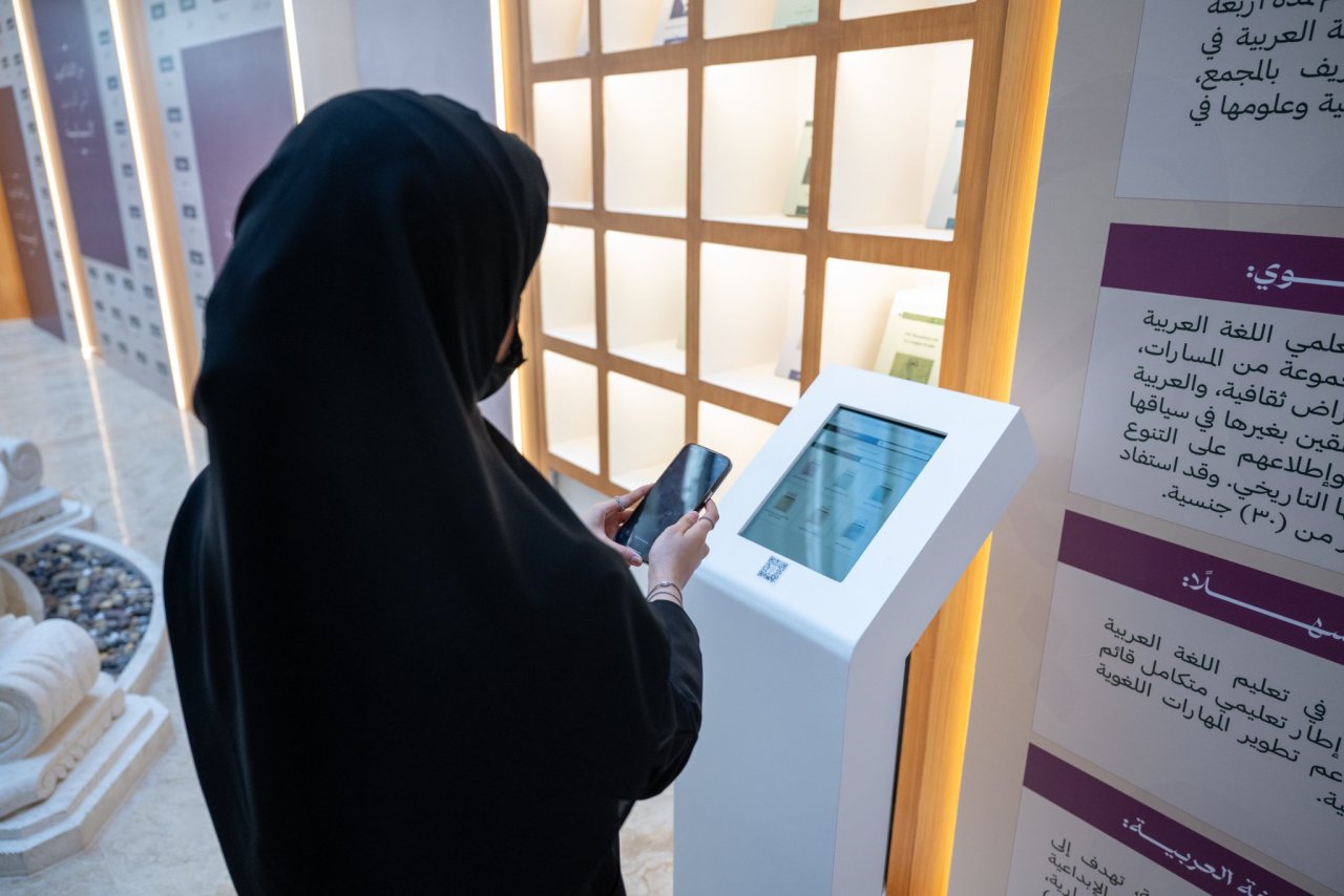 ‏نعتزُّ باللغة العربية بوصفها ركناً مهماً من أركان الهُوية، وجسرَ التواصل والإثراء مع شعوب العالم. ‏معالي الأمين العام، الشيخ د. ⁧‫محمد العيسى‬⁩ ⁦‬⁩، والأمين العام لمجمع الملك سلمان العالمي للغة العربية، الأستاذ عبدالله الوشمي في المعرض المصاحب لفعاليات الاحتفاء بـ ⁧‫اليوم العالمي للغة العربية‬⁩