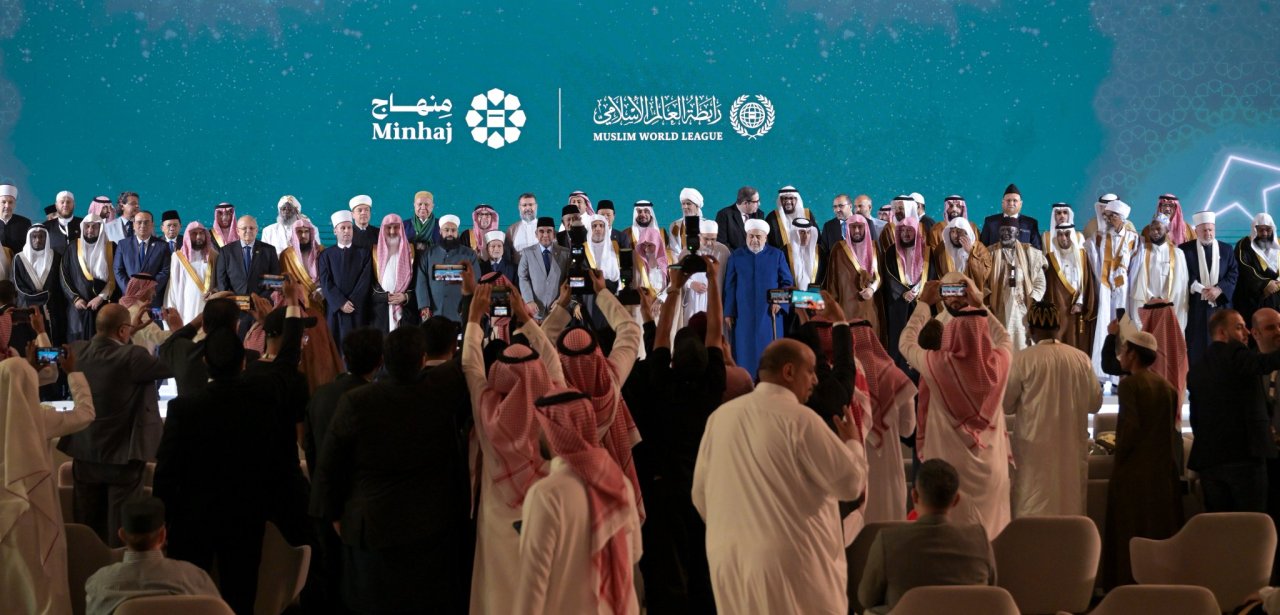 دشن معالي الأمين العام، رئيس هيئة علماء المسلمين، فضيلة الشيخ د.⁧‫محمد العيسى‬⁩ ⁦‪‬⁩، منصةَ "منهاج" الرقمية التابعة لـ ⁧‫رابطة العالم الإسلامي‬⁩