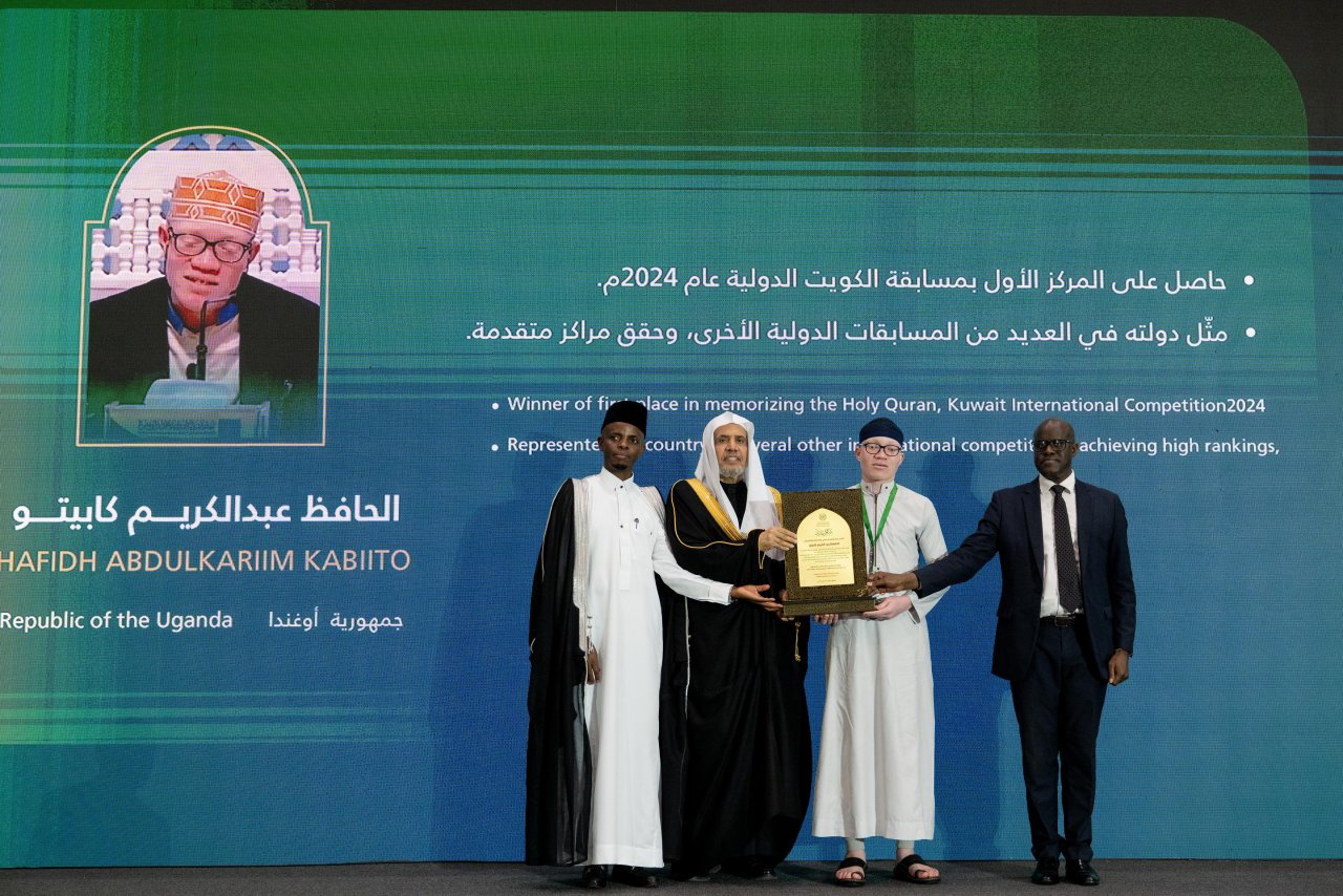 د.العيسى يشهد تخريج سبعين ألفًا بين حافظ وحافظة للقرآن الكريم في راوندا