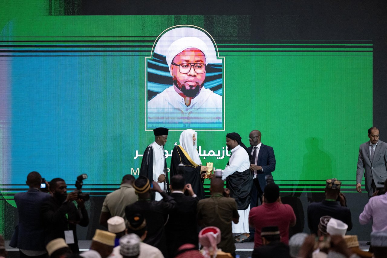 د.العيسى يشهد تخريج سبعين ألفًا بين حافظ وحافظة للقرآن الكريم في راوندا