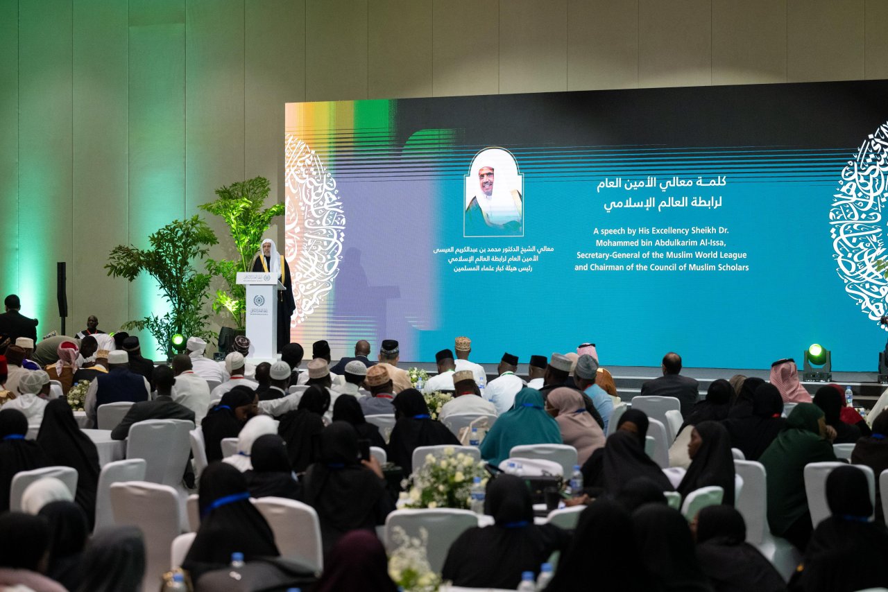 د.العيسى يشهد تخريج سبعين ألفًا بين حافظ وحافظة للقرآن الكريم في راوندا