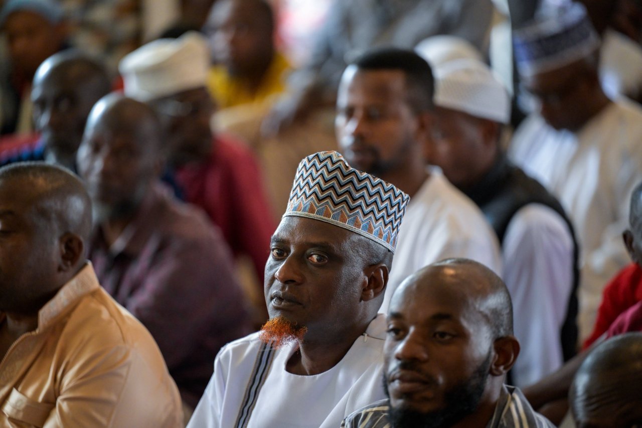 El Secretario general, Sheij Dr. Mohammed Al-Issa, pronunció el sermón del viernes ante los fieles y dirigió la oración en la capital ruandesa, Kigali