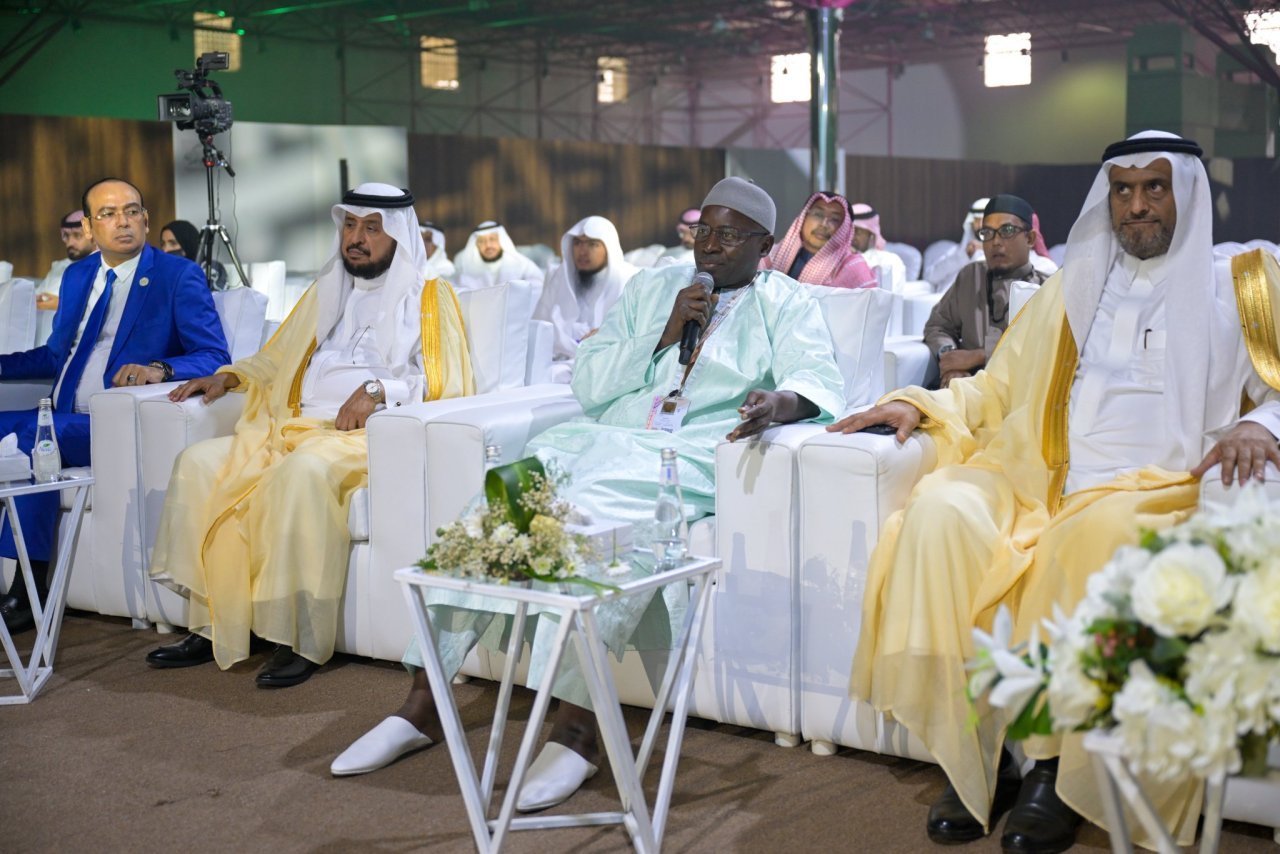 ‏صورٌ من محاضرة وحوار معالي الشيخ د.⁧‫محمد العيسى‬⁩ ‬⁩، ظُهرَ اليوم، في رحاب مكة المكرمة، حولَ: "الوسطيّة السعودية: من المنهج الفقهي إلى الرِّيادة العالميّة"، بدعوةٍ من هيئة الصحفيين السعوديين