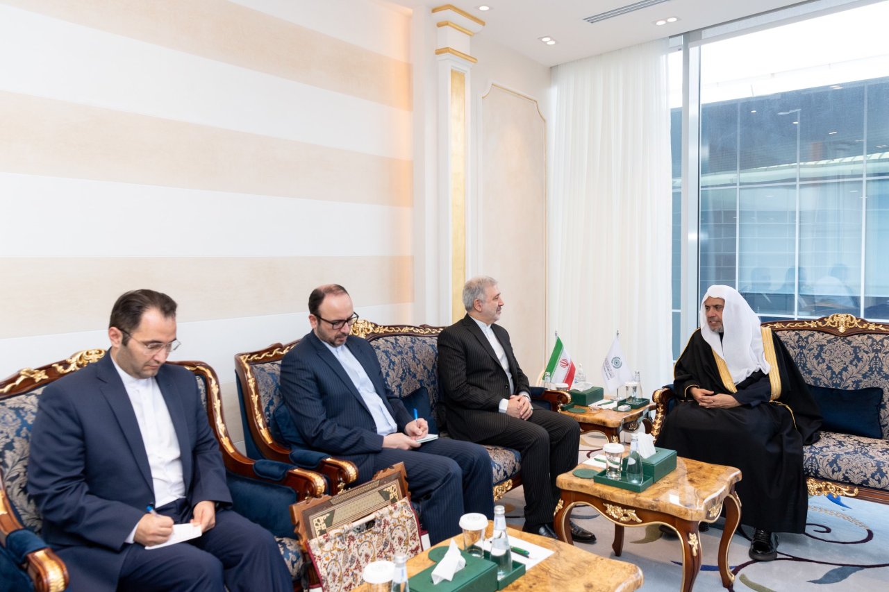 دبیر کل و رئیس انجمن علمای مسلمان، آقای دکتر شیخ محمد العيسى  ، در دفتر مرکزی ریاض، از جناب بزرگوار سفیر جمهوری اسلامی ایران در عربستان سعودی، دکتر علی رضا عنایتی استقبال نمود
