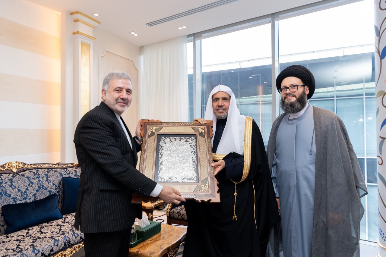 دبیر کل و رئیس انجمن علمای مسلمان، آقای دکتر شیخ محمد العيسى  ، در دفتر مرکزی ریاض، از جناب بزرگوار سفیر جمهوری اسلامی ایران در عربستان سعودی، دکتر علی رضا عنایتی استقبال نمود