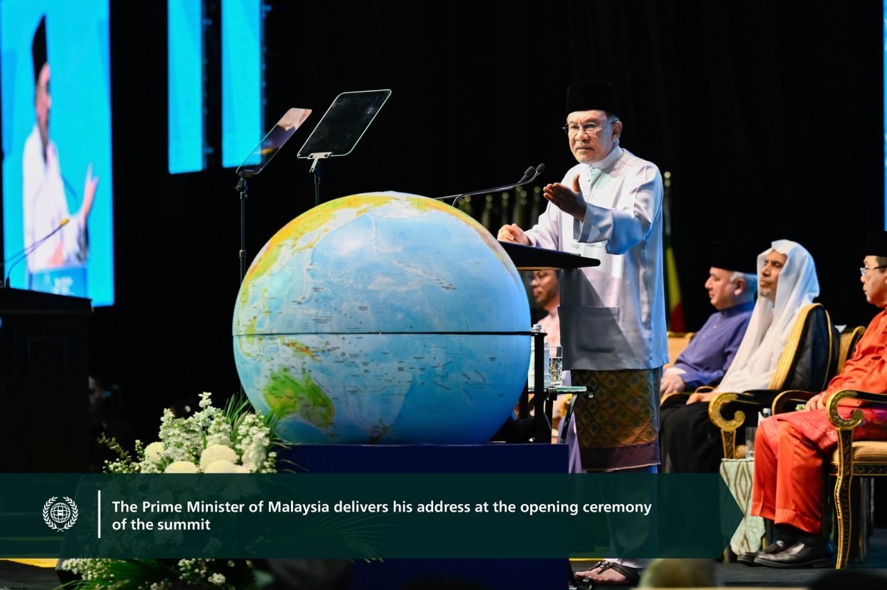Kuala Lumpur, Malaysia: Sheikh Dr. Mohammed Al-Issa attends the Third International Summit of Religious Leaders as a keynote speaker at the opening ceremony